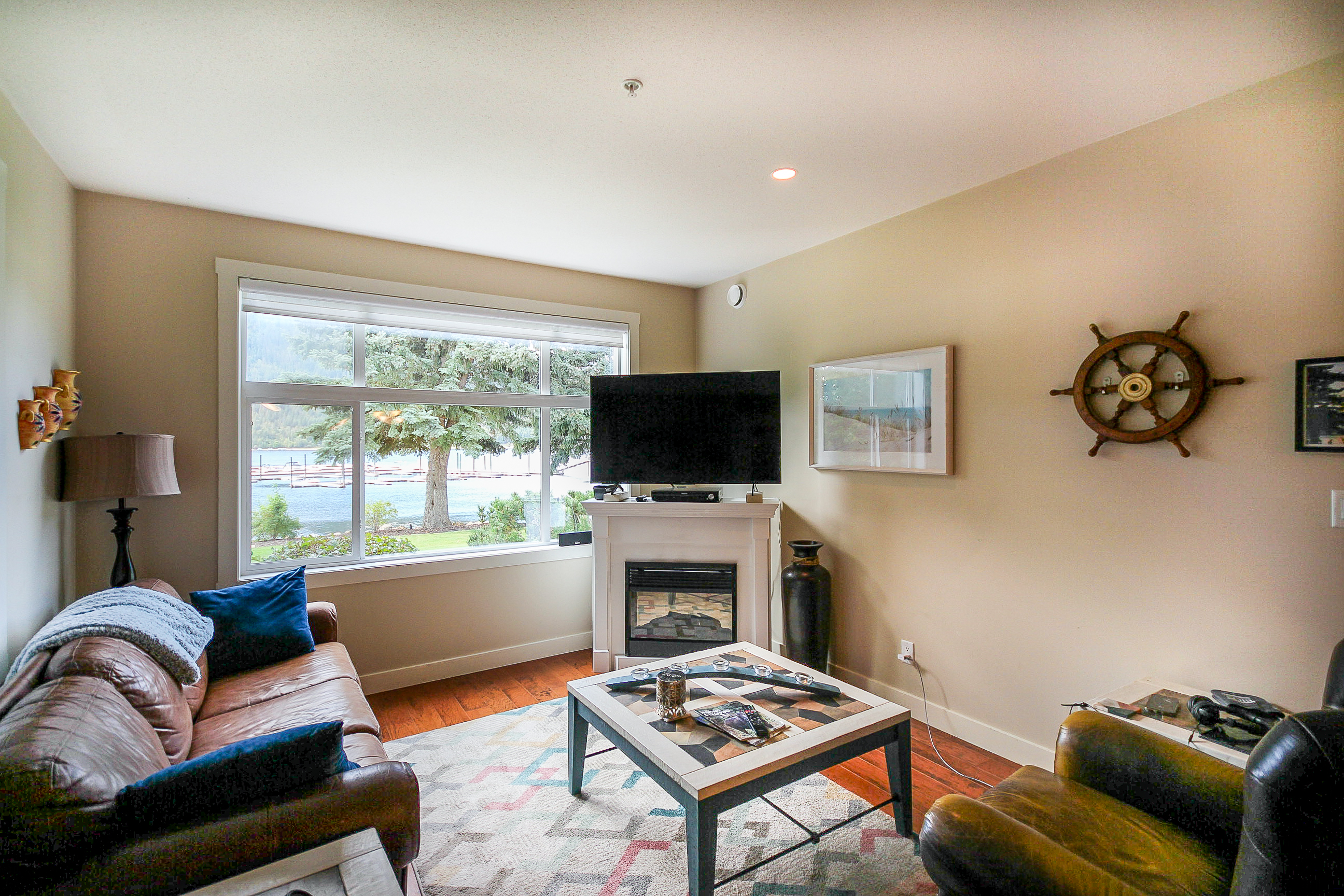 Beachfront vacation homes Sicamous